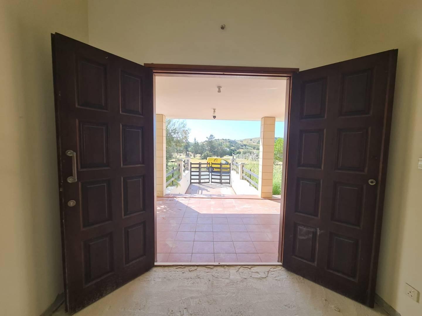 5-bedroom villa in Larnaca № 153151: https://dom.com.cy/en/catalog/sale/153151/ (dom.com.cy)