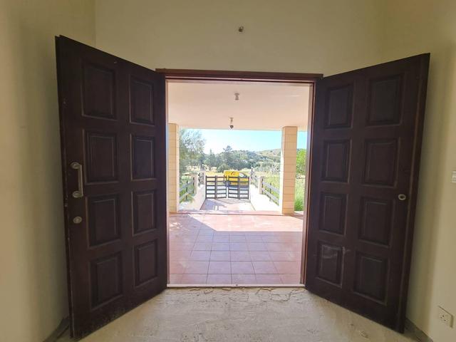 5-bedroom villa in Larnaca № 153151: https://dom.com.cy/en/catalog/sale/153151/ (dom.com.cy)