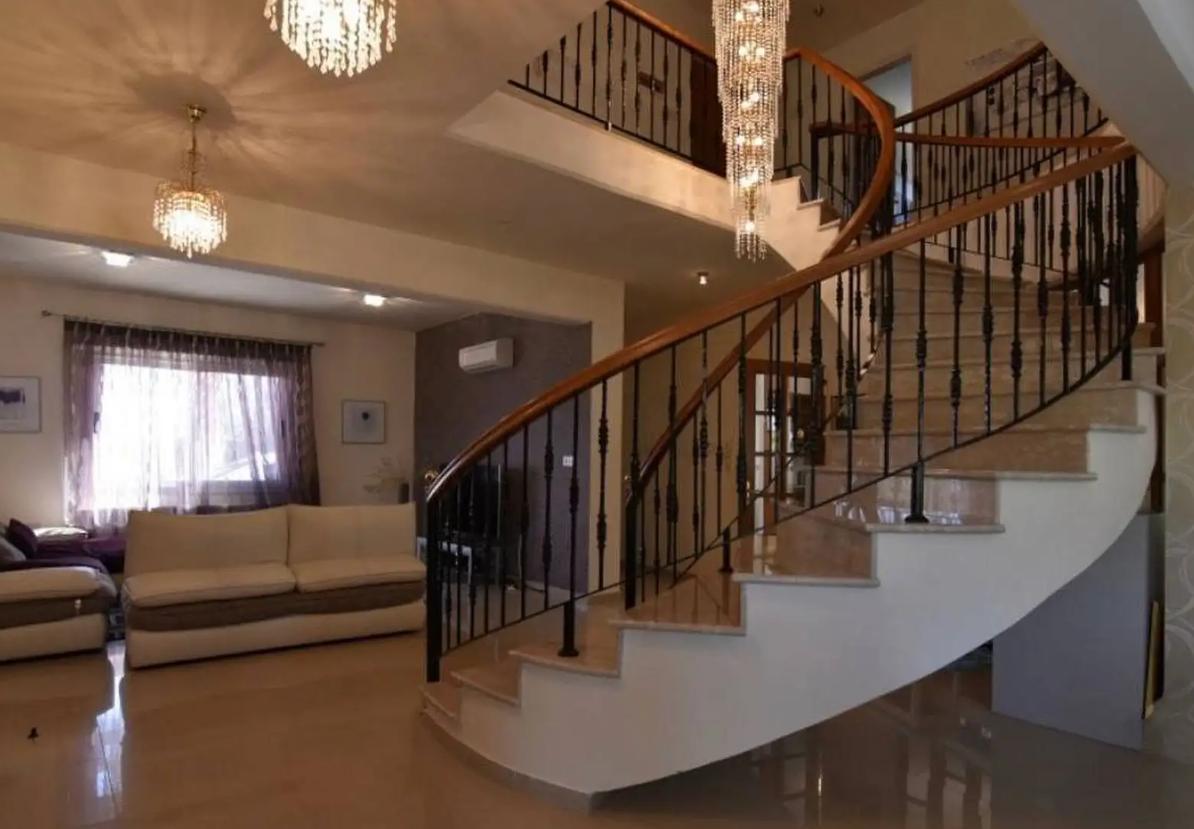 4-bedroom villa in Limassol №152593: https://dom.com.cy/en/catalog/rent/152593/ (dom.com.cy)