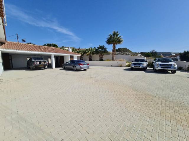 5-bedroom villa in Larnaca № 153151: https://dom.com.cy/en/catalog/sale/153151/ (dom.com.cy)