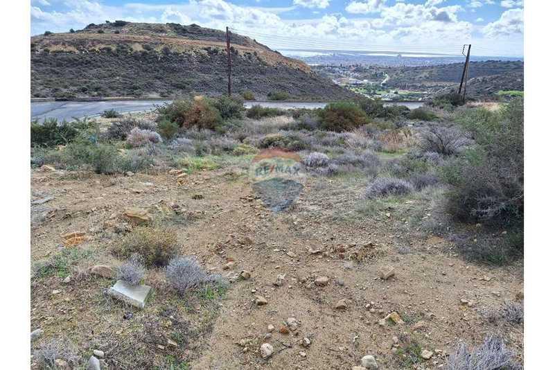 Residential land 847 m²: https://www.bazaraki.com/adv/5798081_residential-land-847-m2 (www.bazaraki.com)