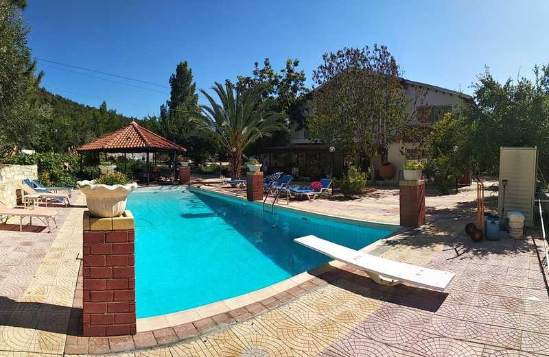 6-bedroom villa for sale: https://www.bazaraki.com/adv/5793835_6-bedroom-villa-for-sale (www.bazaraki.com)