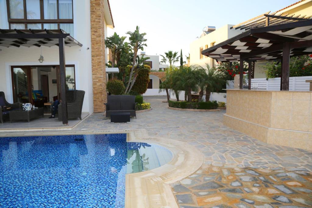 New 5-bedroom villa in Famagusta № 146934: https://dom.com.cy/en/catalog/sale/146934/ (dom.com.cy)