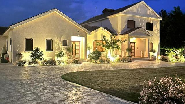 6-bedroom villa in Larnaca № 153177: https://dom.com.cy/en/catalog/sale/153177/ (dom.com.cy)