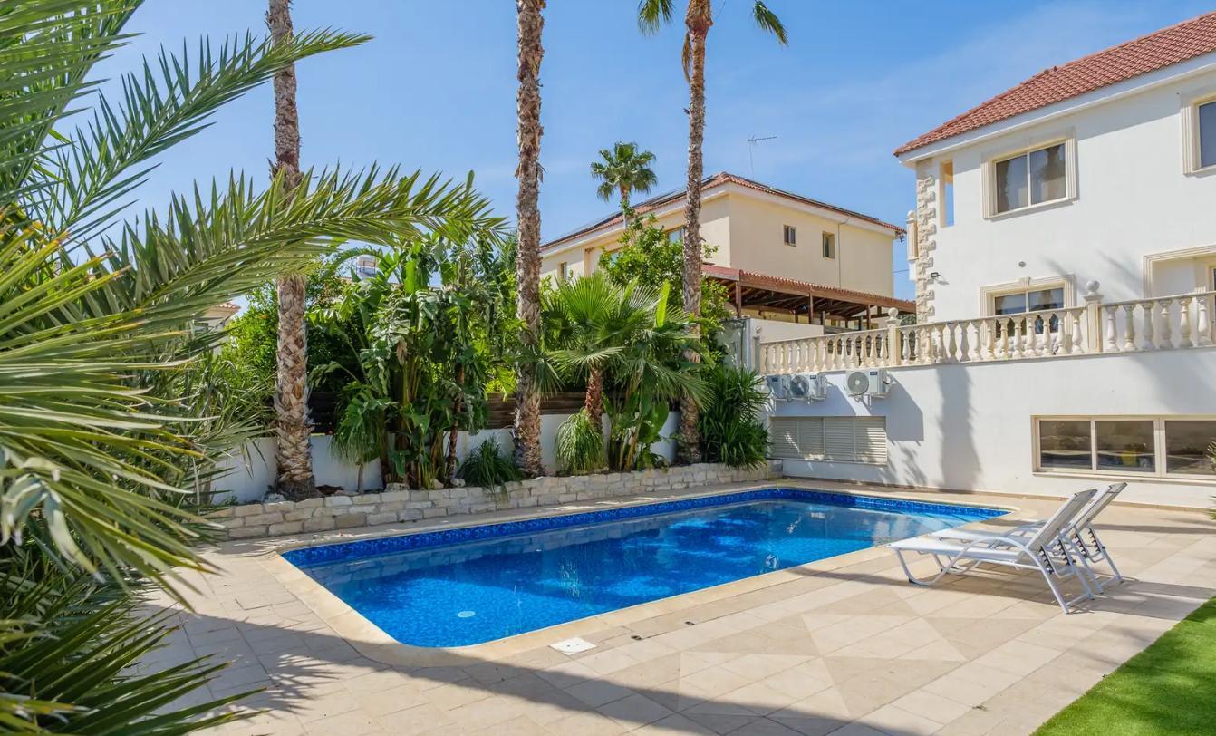 4-bedroom villa in Limassol №153448: https://dom.com.cy/en/catalog/rent/153448/ (dom.com.cy)