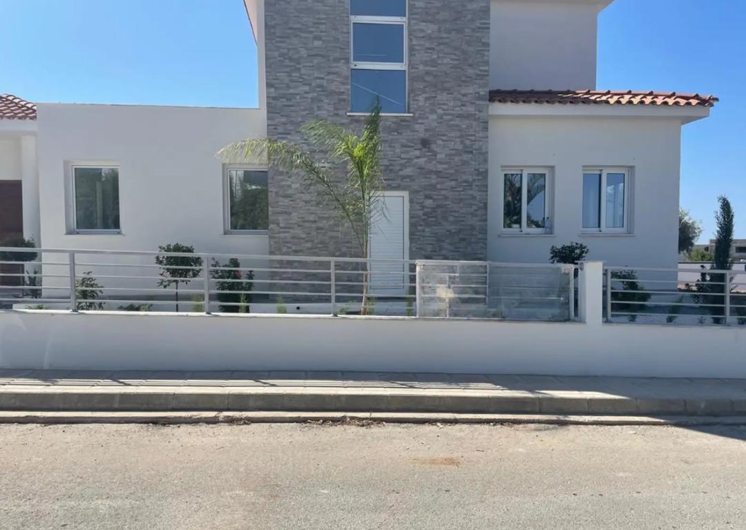 4-bedroom villa in Paphos № 152632: https://dom.com.cy/en/catalog/sale/152632/ (dom.com.cy)