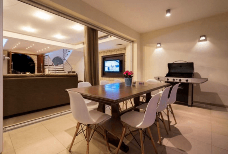 6-bedroom villa for sale: https://www.bazaraki.com/adv/5792775_6-bedroom-villa-for-sale (www.bazaraki.com)