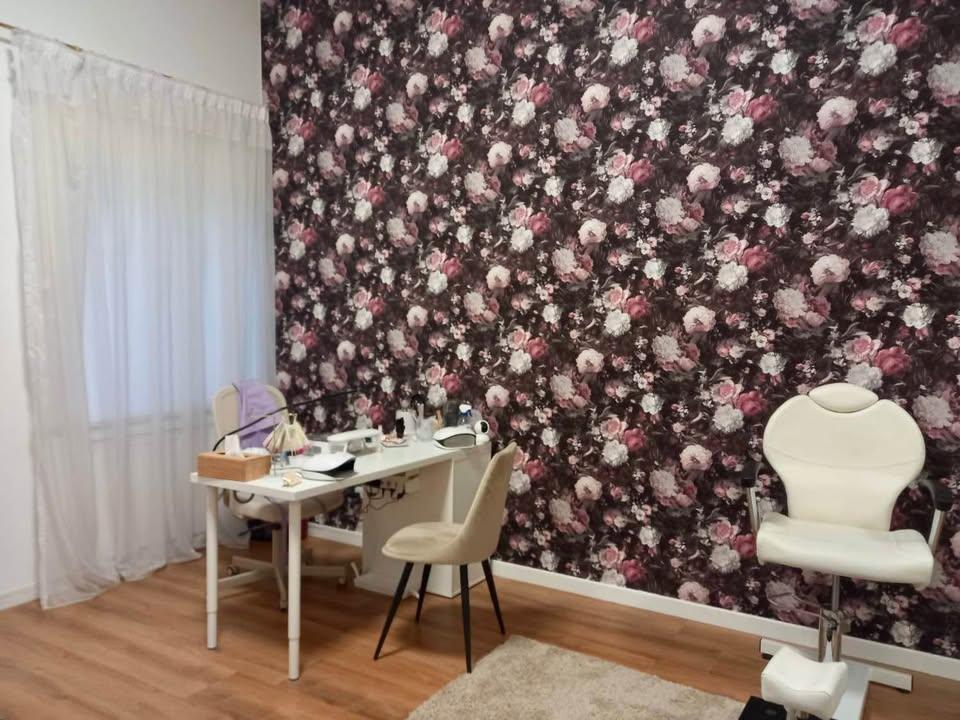 Beauty space for rent: https://www.facebook.com/marketplace/item/692113433457754 (www.facebook.com)
