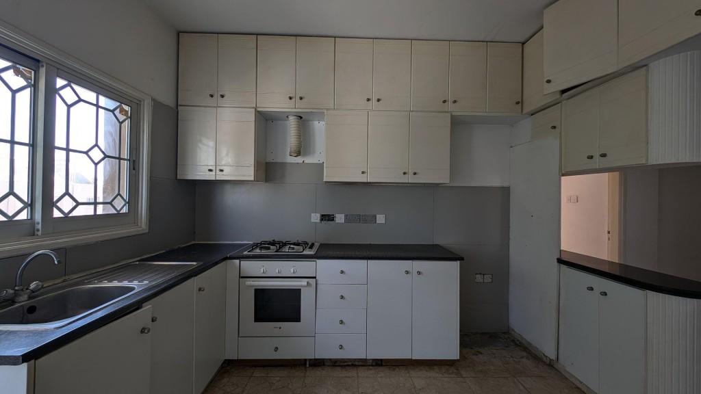 Residential Building 362 SQM For Sale: https://www.zyprus.com/property/39148/9-bedrooms-building-residential-building-in-kaimakli-nicosia (www.zyprus.com)