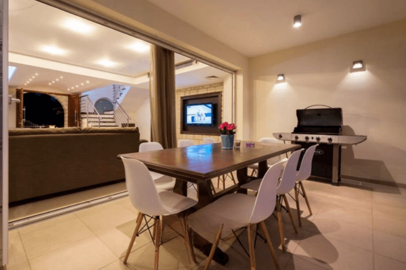 6-bedroom villa for sale: https://www.bazaraki.com/adv/5792775_6-bedroom-villa-for-sale (www.bazaraki.com)