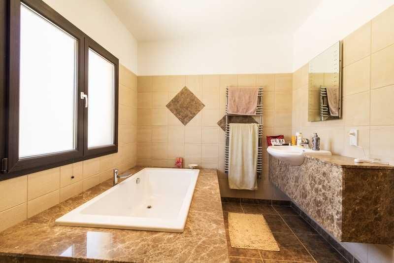 5-bedroom villa for sale: https://www.bazaraki.com/adv/5795342_5-bedroom-villa-for-sale (www.bazaraki.com)