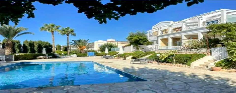 Fully furnished 2 bed townhouse Peyia: https://www.facebook.com/marketplace/item/1537484337207716 (www.facebook.com)