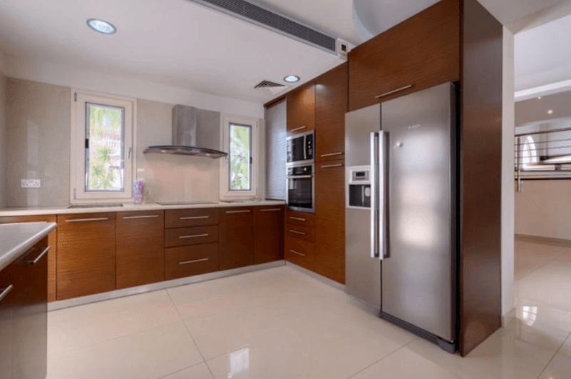 6-bedroom villa for sale: https://www.bazaraki.com/adv/5792775_6-bedroom-villa-for-sale (www.bazaraki.com)
