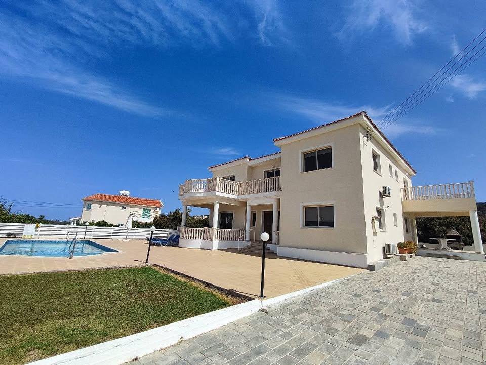 Villa Cristella - 5 Bedroom - Sea Caves Area 
For more info please call: 99907917: https://www.facebook.com/marketplace/item/1241076364020873 (www.facebook.com)