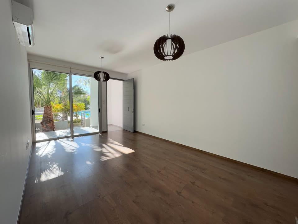 2 beds 2 baths Townhouse: https://www.facebook.com/marketplace/item/1658030904917522 (www.facebook.com)