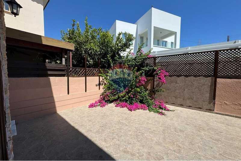 5-bedroom detached house for sale: https://www.bazaraki.com/adv/5789320_5-bedroom-detached-house-for-sale (www.bazaraki.com)