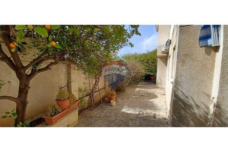 5-bedroom detached house for sale: https://www.bazaraki.com/adv/5798074_5-bedroom-detached-house-for-sale (www.bazaraki.com)