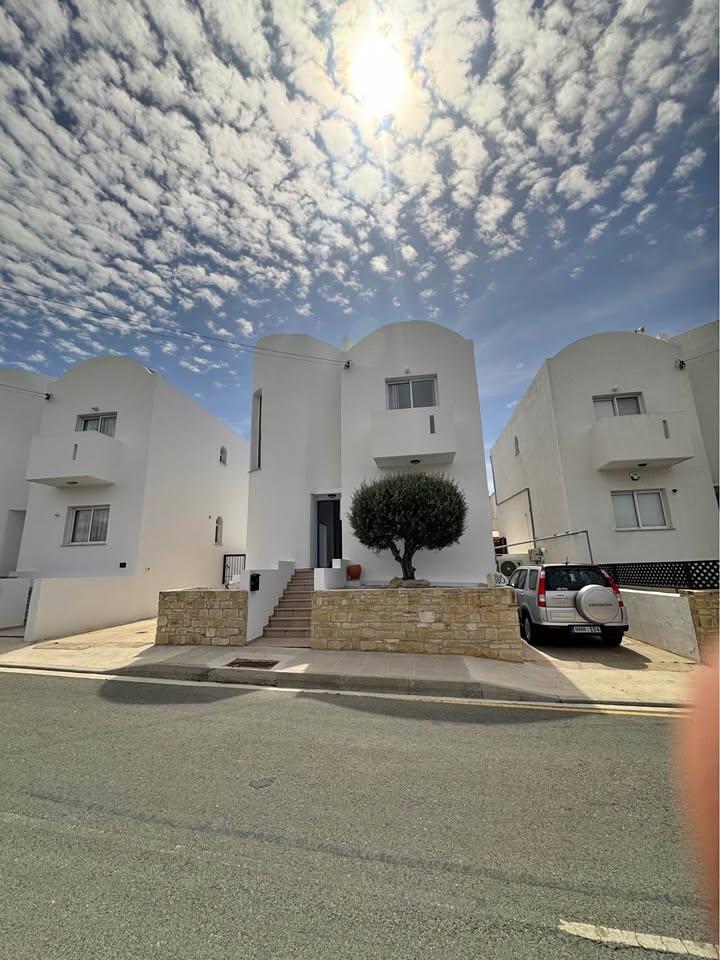 Villa for sale in Agia Marinouda: https://www.facebook.com/marketplace/item/1098626628972800 (www.facebook.com)