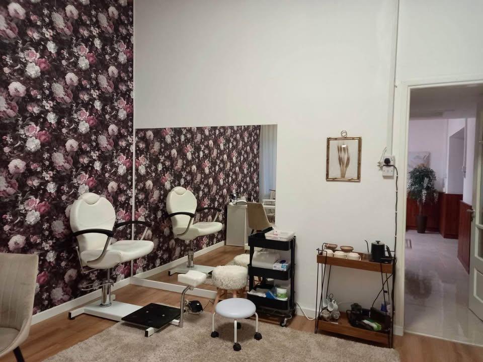 Beauty space for rent: https://www.facebook.com/marketplace/item/692113433457754 (www.facebook.com)