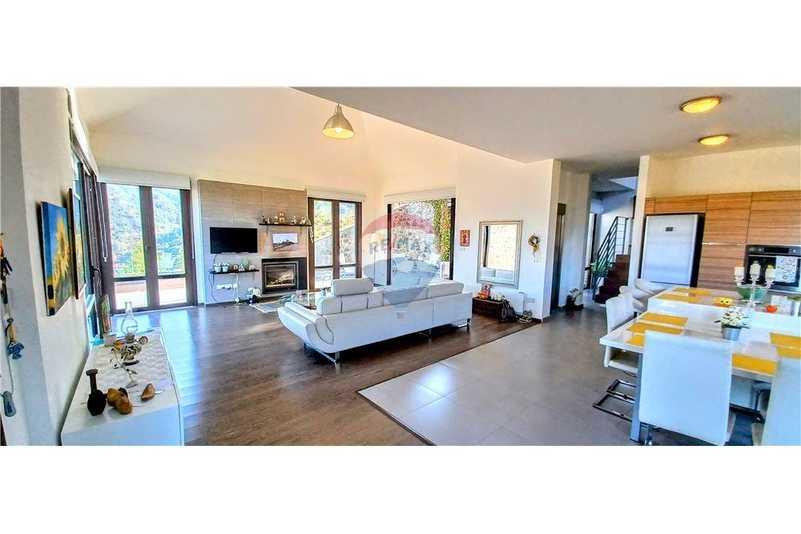 5-bedroom villa for sale: https://www.bazaraki.com/adv/5797854_5-bedroom-villa-for-sale (www.bazaraki.com)