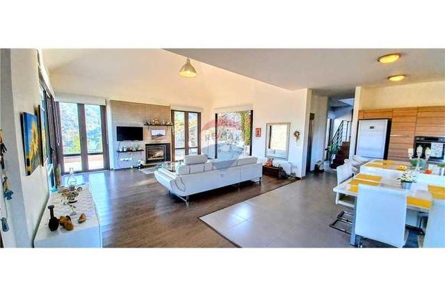 5-bedroom villa for sale: https://www.bazaraki.com/adv/5797854_5-bedroom-villa-for-sale (www.bazaraki.com)