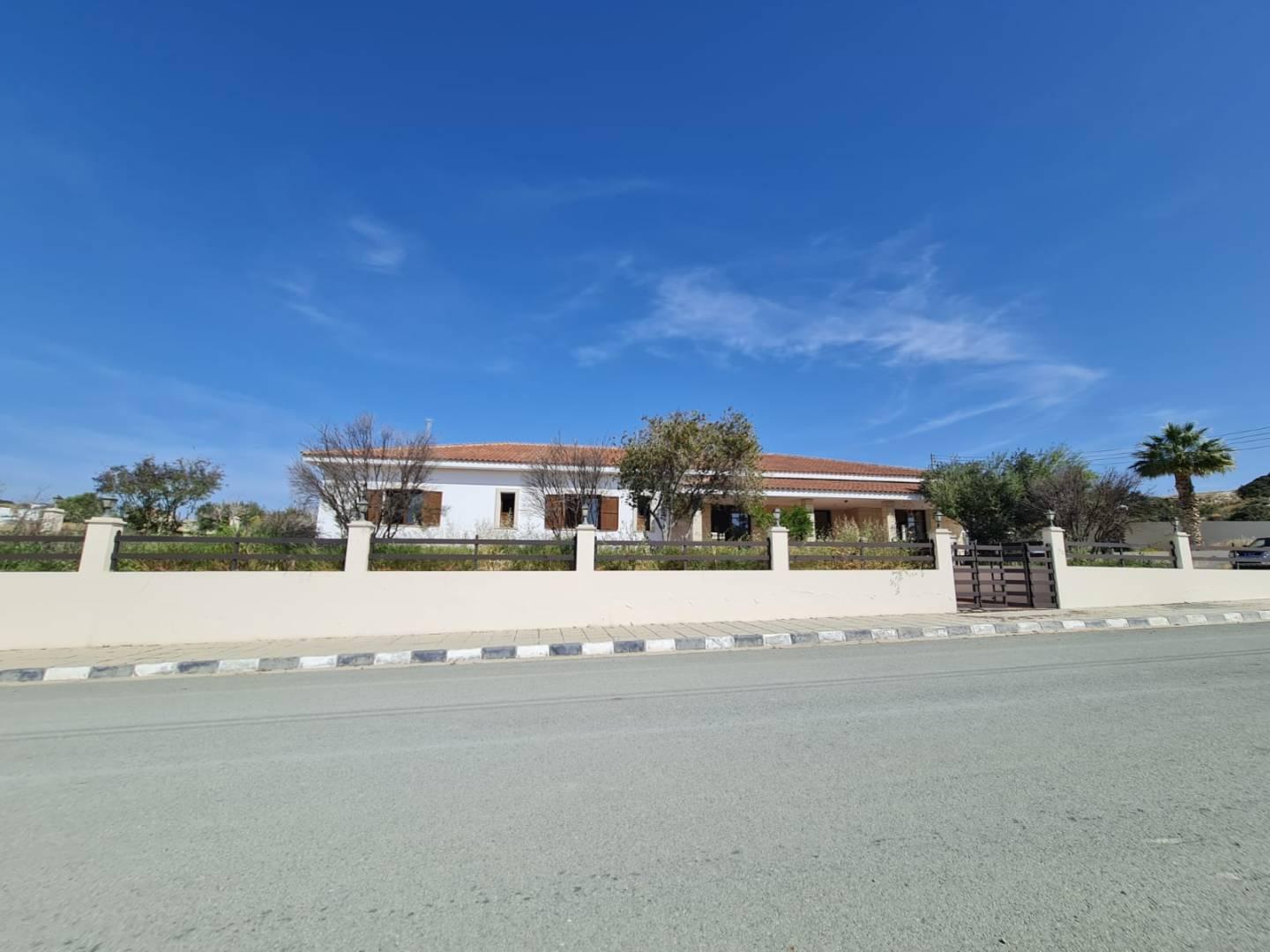 5-bedroom villa in Larnaca № 153151: https://dom.com.cy/en/catalog/sale/153151/ (dom.com.cy)