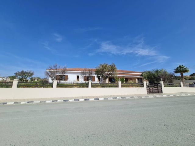 5-bedroom villa in Larnaca № 153151: https://dom.com.cy/en/catalog/sale/153151/ (dom.com.cy)