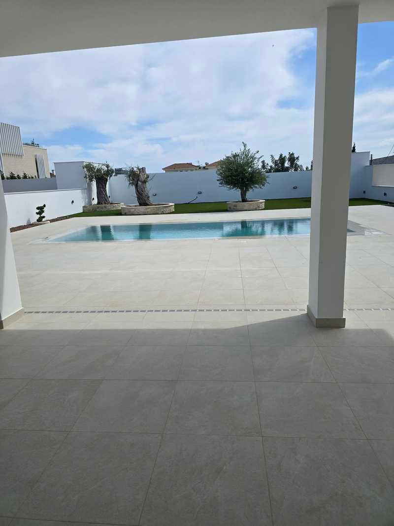  5-bedroom villa to rent: https://www.bazaraki.com/adv/5787190_5-bedroom-villa-to-rent (www.bazaraki.com)