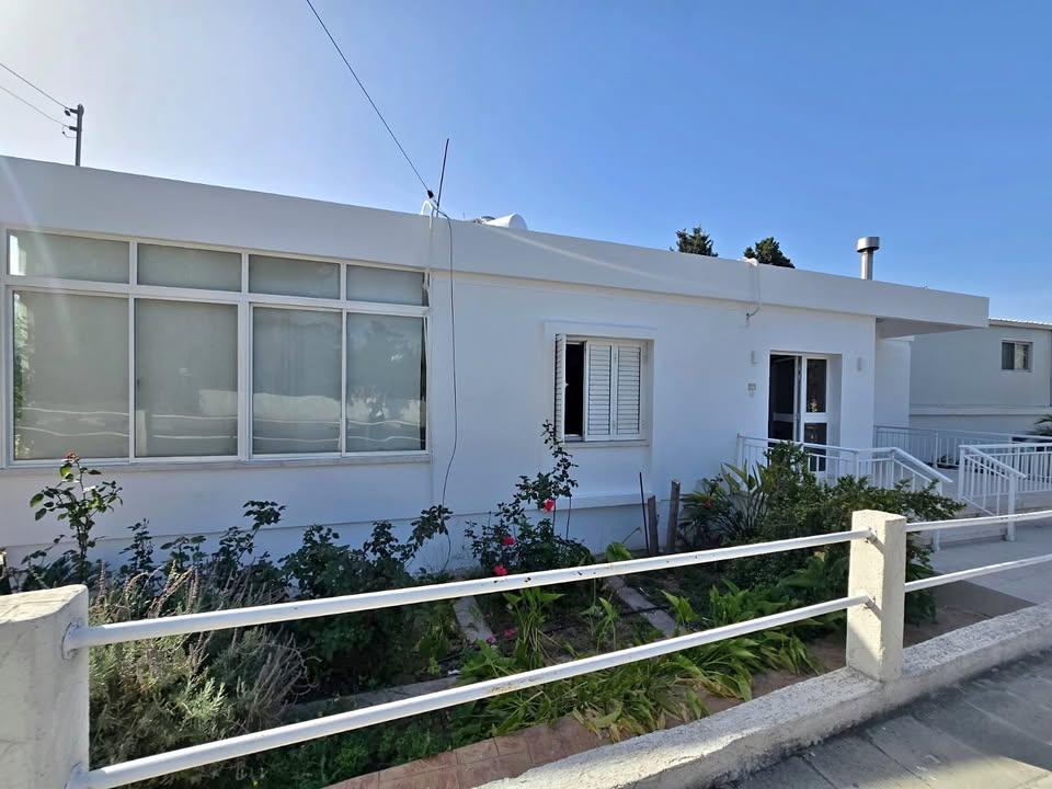3 Beds 2 Baths House: https://www.facebook.com/marketplace/item/1225569052623149 (www.facebook.com)