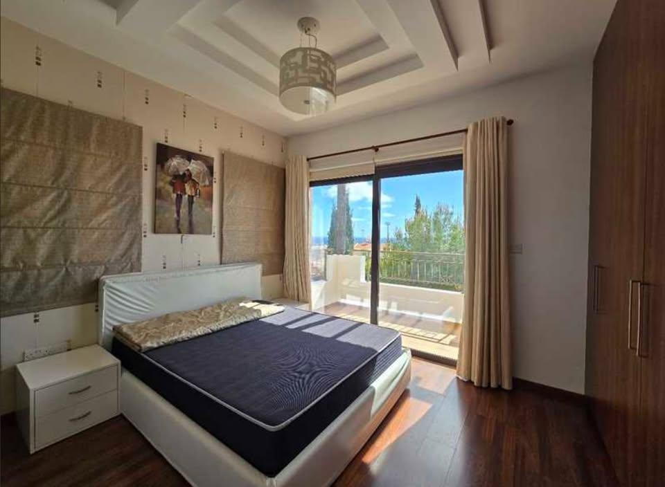 3 beds 3 baths House: https://www.facebook.com/marketplace/item/1404996100746570 (www.facebook.com)