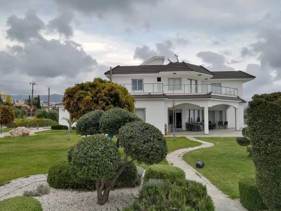 6 Bedrooms Villa in Peyia: https://www.facebook.com/marketplace/item/615365181479470 (www.facebook.com)