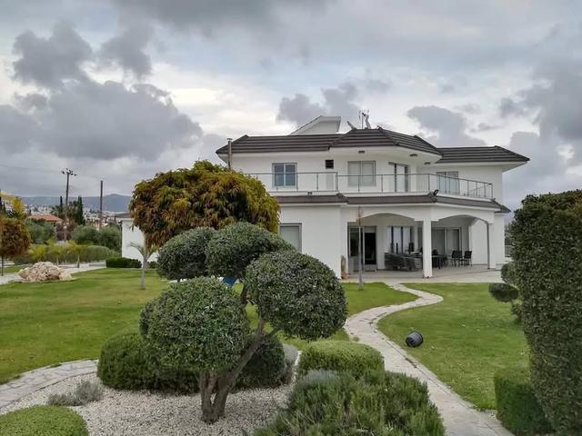 6 Bedrooms Villa in Peyia: https://www.facebook.com/marketplace/item/615365181479470 (www.facebook.com)