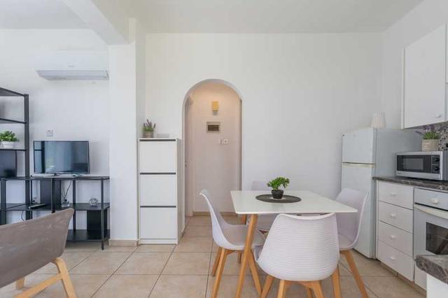 One bed flat in universal: https://www.bazaraki.com/adv/5796411_one-bed-flat-in-universal (www.bazaraki.com)