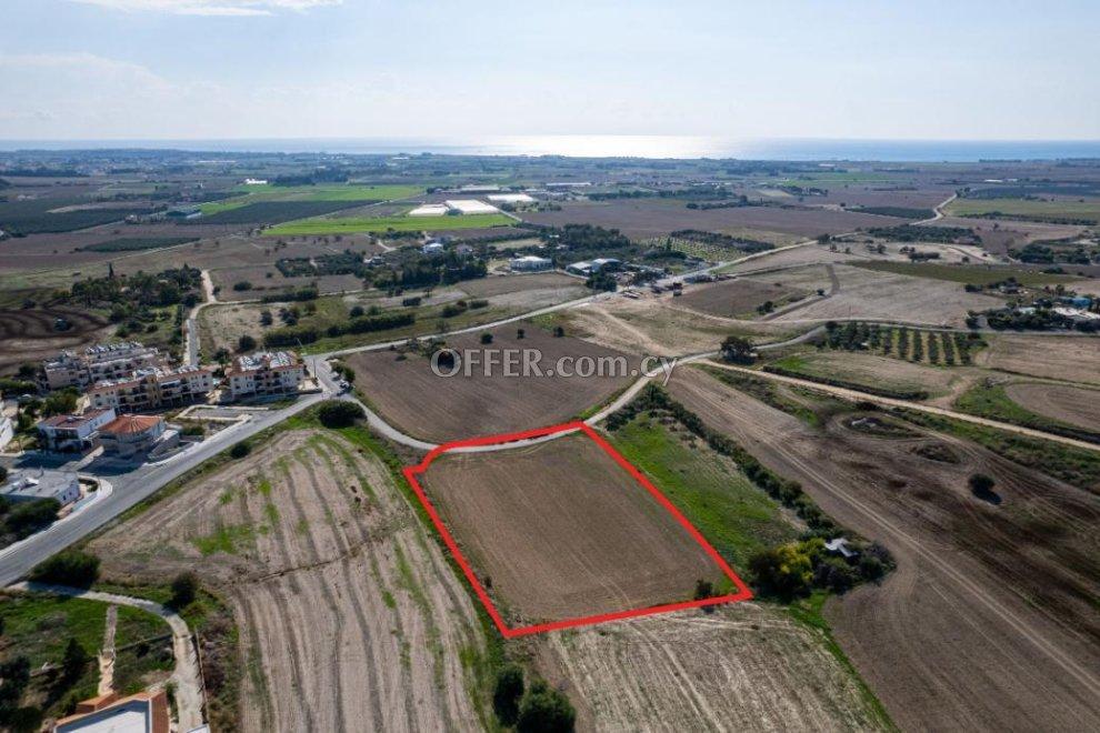 Residential field in Tersefanou Larnaca: https://www.offer.com.cy/en/residential-field-in-tersefanou-larnaca/21-811666/ (www.offer.com.cy)