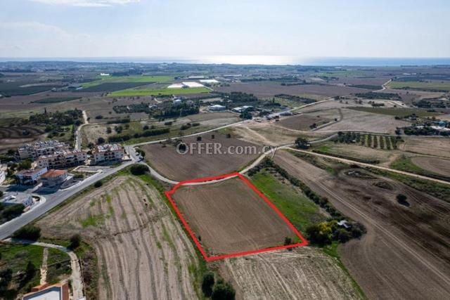 Residential field in Tersefanou Larnaca: https://www.offer.com.cy/en/residential-field-in-tersefanou-larnaca/21-811666/ (www.offer.com.cy)