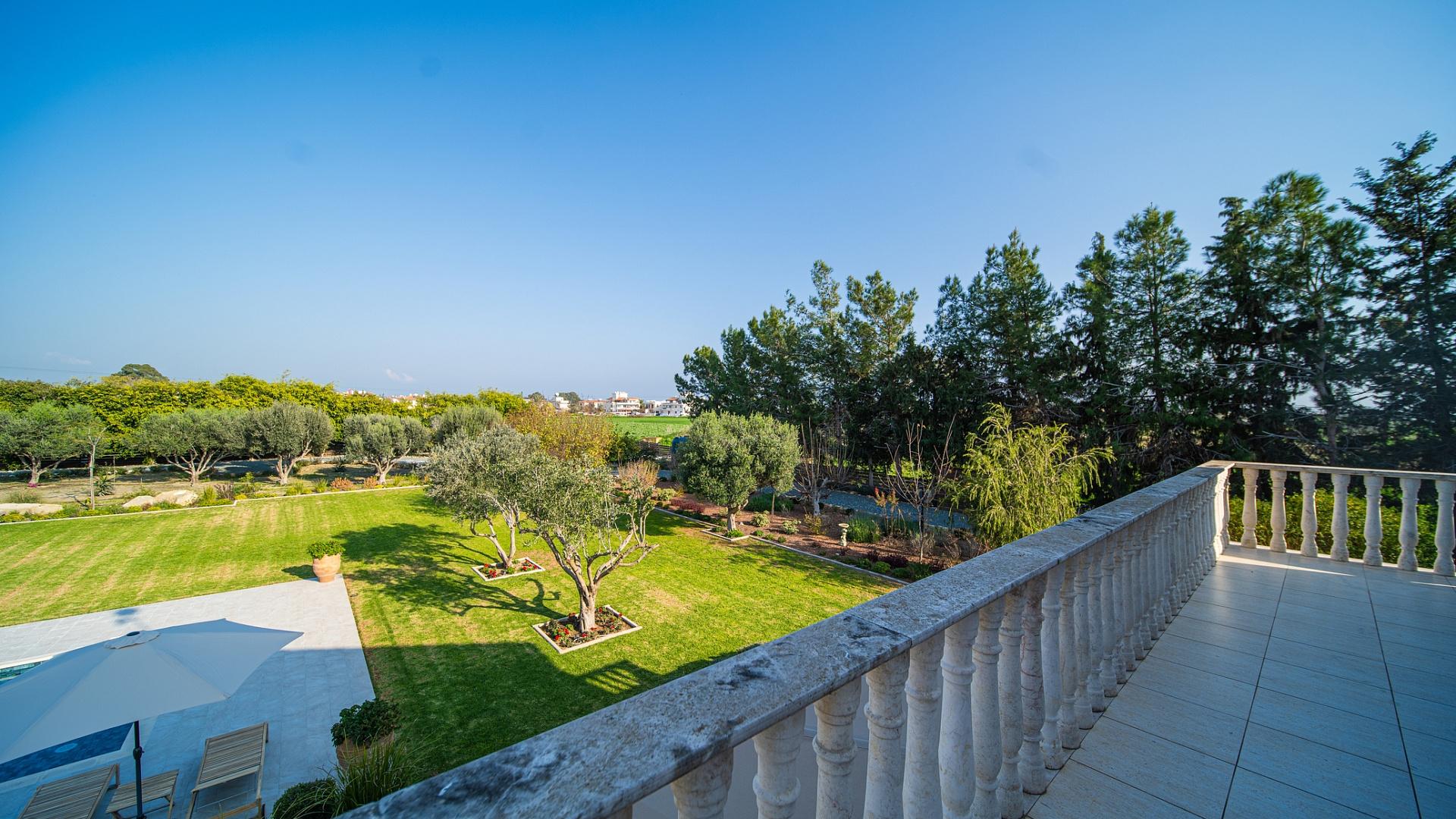 6-bedroom villa in Larnaca № 153177: https://dom.com.cy/en/catalog/sale/153177/ (dom.com.cy)