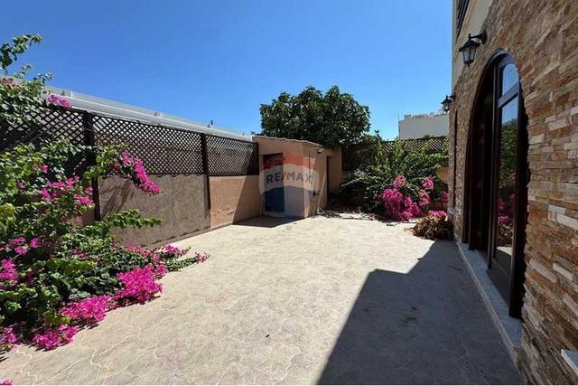 5-bedroom detached house for sale: https://www.bazaraki.com/adv/5789320_5-bedroom-detached-house-for-sale (www.bazaraki.com)
