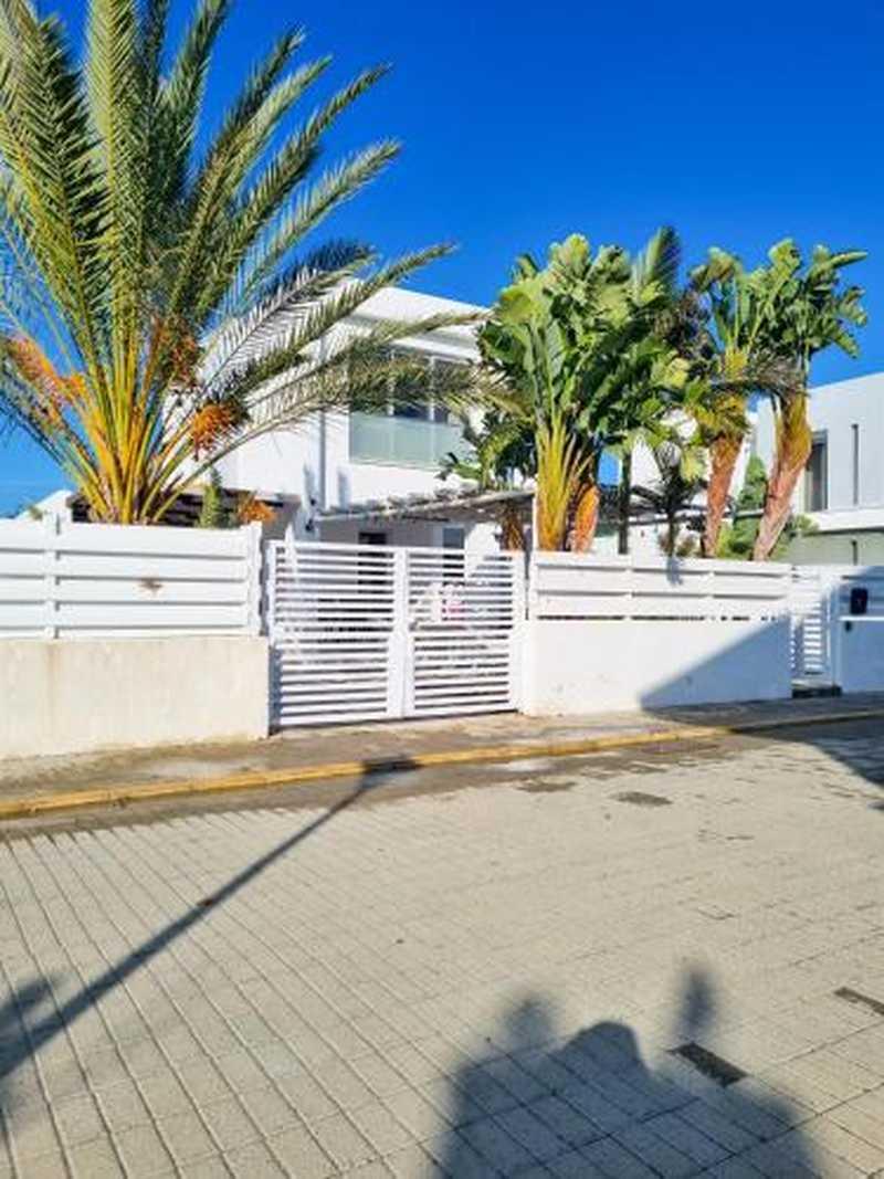 Beach villa with private pool and bbq: https://www.bazaraki.com/adv/5786288_beach-villa-with-private-pool-and-bbq (www.bazaraki.com)