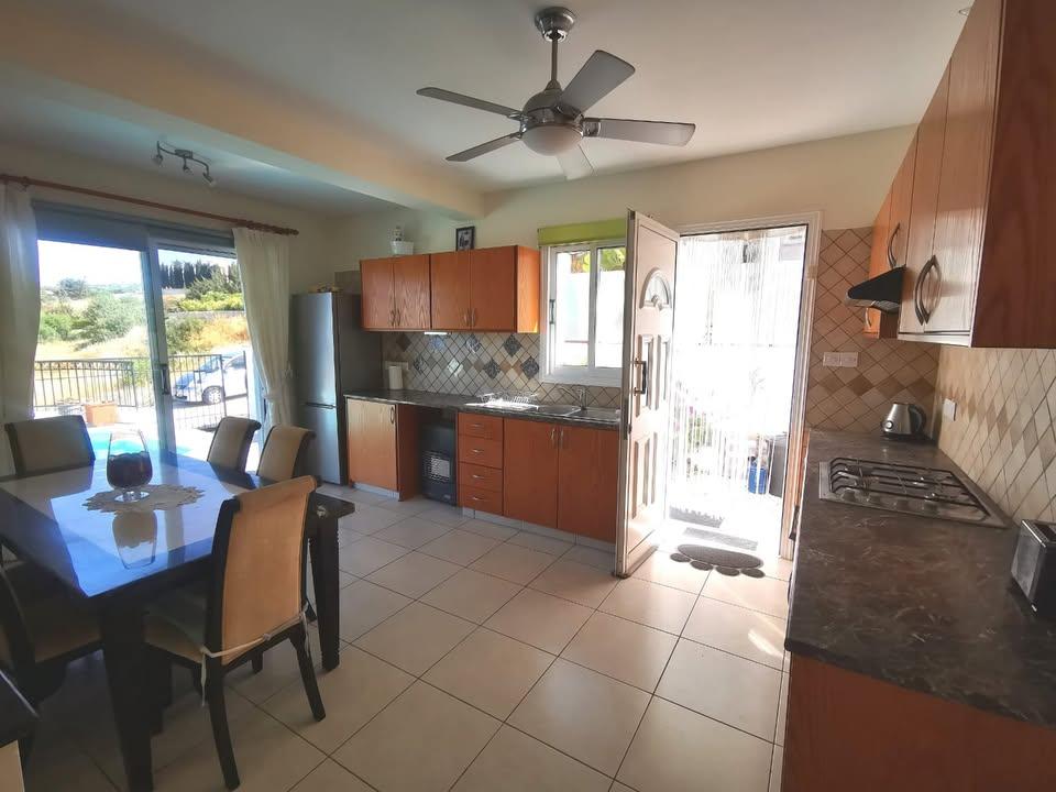 3 beds 3 baths House: https://www.facebook.com/marketplace/item/1168076038336278 (www.facebook.com)