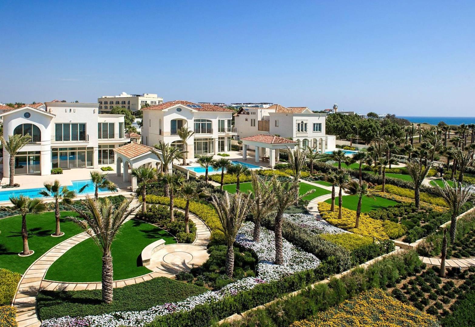 New 6-bedroom villa in Larnaca № 153391: https://dom.com.cy/en/catalog/sale/153391/ (dom.com.cy)