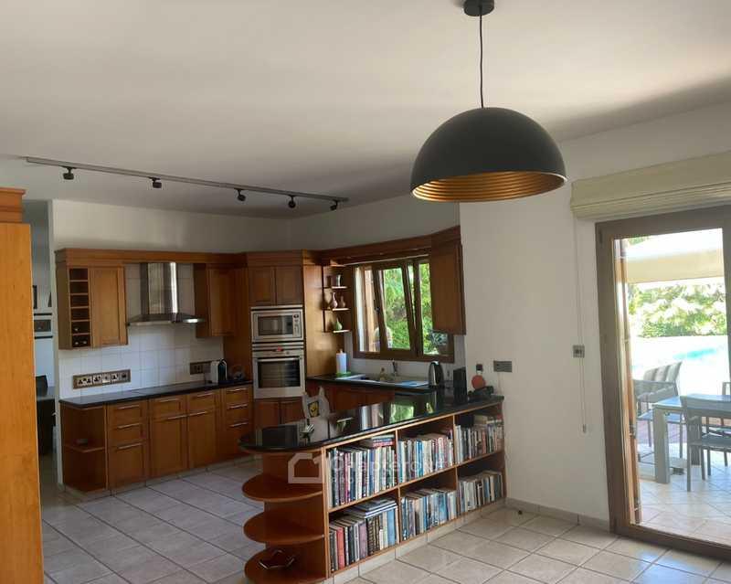 5-bedroom villa for sale: https://www.bazaraki.com/adv/5797694_5-bedroom-villa-for-sale (www.bazaraki.com)