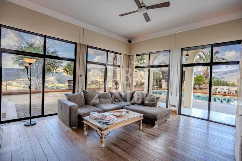 7-bedroom villa to rent: https://www.bazaraki.com/adv/5791481_7-bedroom-villa-to-rent (www.bazaraki.com)