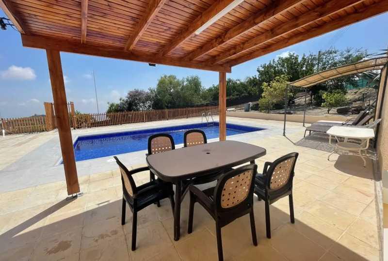4-bedroom villa to rent: https://www.bazaraki.com/adv/5796415_4-bedroom-villa-to-rent (www.bazaraki.com)
