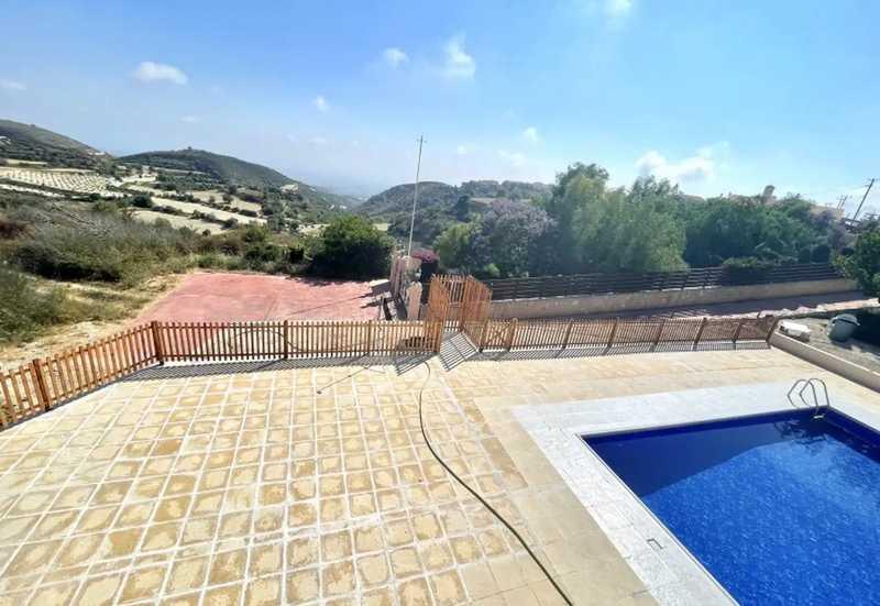 4-bedroom villa to rent: https://www.bazaraki.com/adv/5796415_4-bedroom-villa-to-rent (www.bazaraki.com)