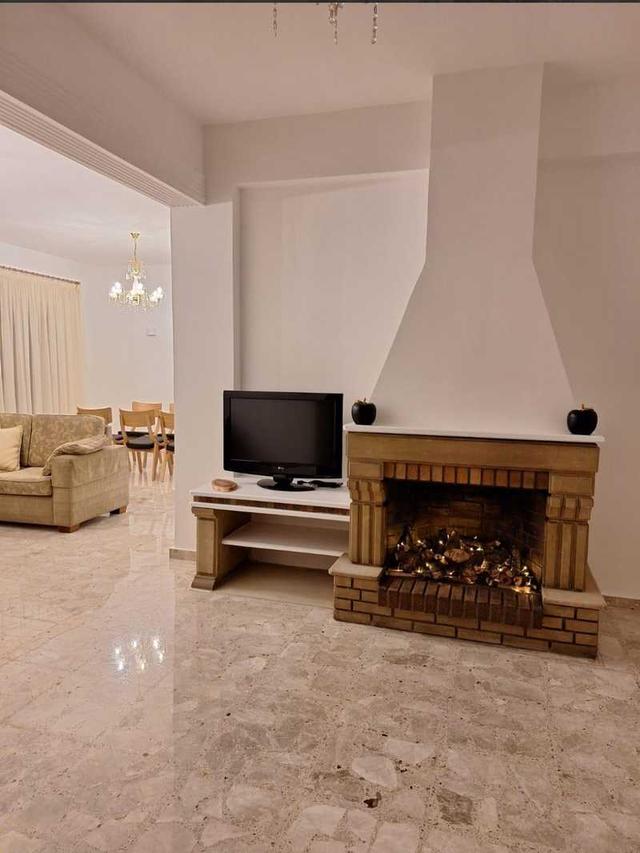 3-bedroom apartment to rent: https://www.bazaraki.com/adv/5795495_3-bedroom-apartment-to-rent (www.bazaraki.com)