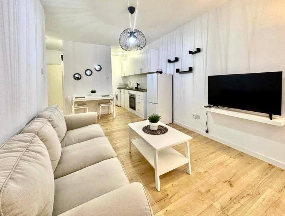 ID: R 35520 BEAUTIFUL 1 BEDROOM APARTMENT IN LIMASSOL AGIA ZONI AREA. 

This modern one-bedroom apar: https://www.facebook.com/marketplace/item/577381612058789 (www.facebook.com)