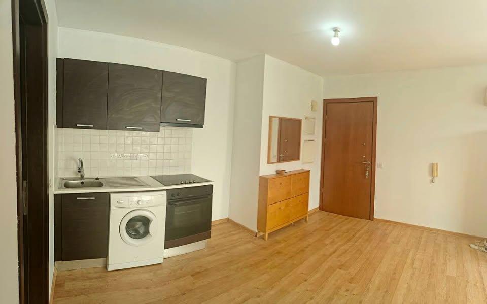 1 bed 1 bath Flat/apartment: https://www.facebook.com/marketplace/item/732786372642175 (www.facebook.com)