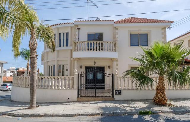 4-bedroom villa in Limassol №153448: https://dom.com.cy/en/catalog/rent/153448/ (dom.com.cy)