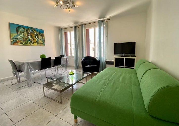 2 beds 1 bath Flat: https://www.facebook.com/marketplace/item/2397544653958106 (www.facebook.com)