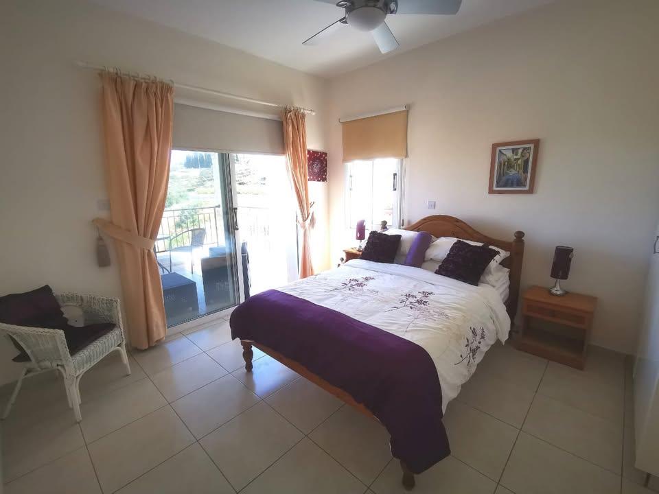 3 beds 3 baths House: https://www.facebook.com/marketplace/item/1168076038336278 (www.facebook.com)